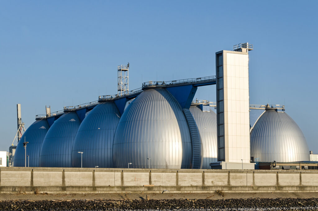 oberirdische Gasspeicher in einer Hafengegend